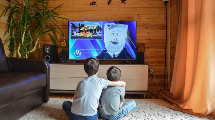 A picture of two children watching TV